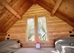 Une chambre avec 2 petits lits pour vos séjours en famille ou entre amis